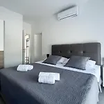 Villa Modern Freya With Heated Swimming Pool,