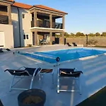 Villa Modern Freya With Heated Swimming Pool, Murvica (Policnik)