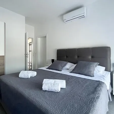 빌라 Modern Freya With Heated Swimming Pool,