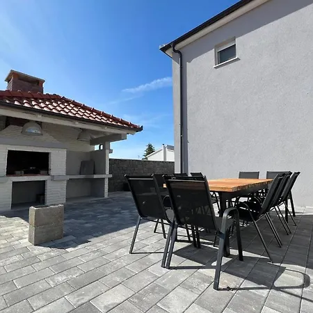 Modern Freya With Heated Swimming Pool, Villa