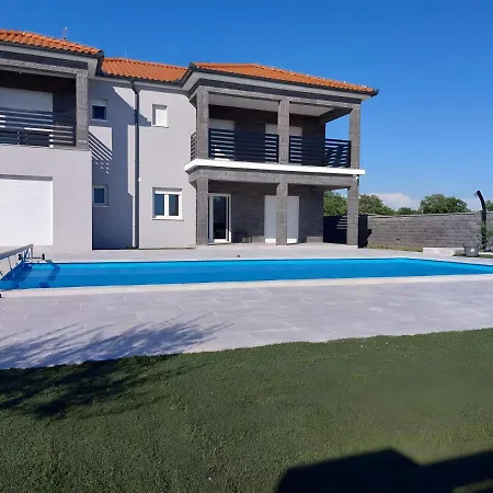 Modern Freya With Heated Swimming Pool, Vila *