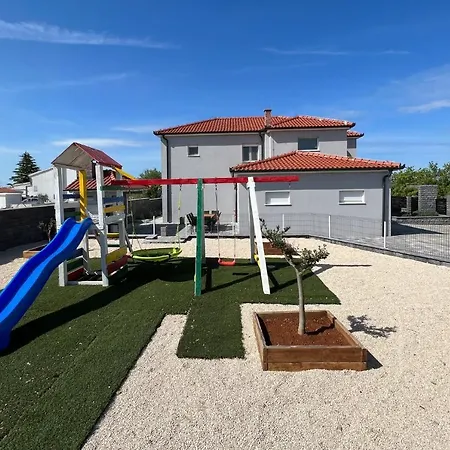 Modern Freya With Heated Swimming Pool,