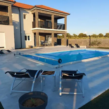 Villa Modern Freya With Heated Swimming Pool, Murvica (Policnik)