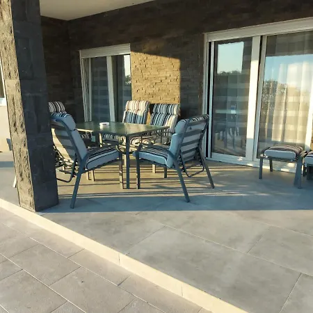 빌라 Modern Freya With Heated Swimming Pool,