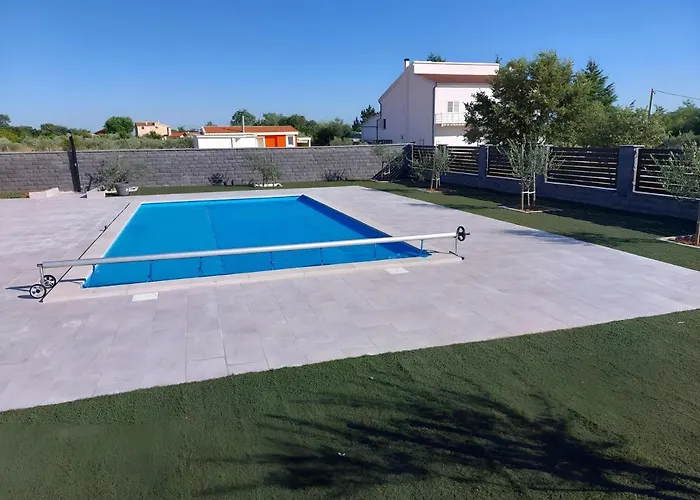 Villa Modern Freya With Heated Swimming Pool,