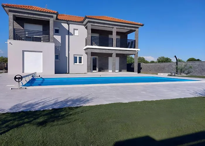 Modern Freya With Heated Swimming Pool, Villa *