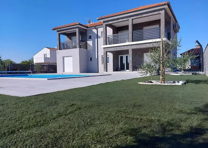 Modern Freya With Heated Swimming Pool, Villa
