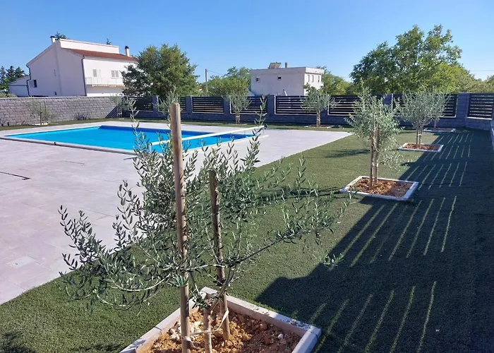 Modern Freya With Heated Swimming Pool, Vila *
