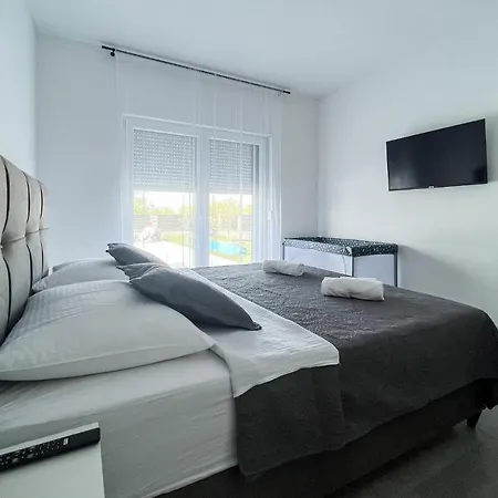 Villa Modern Freya With Heated Swimming Pool,