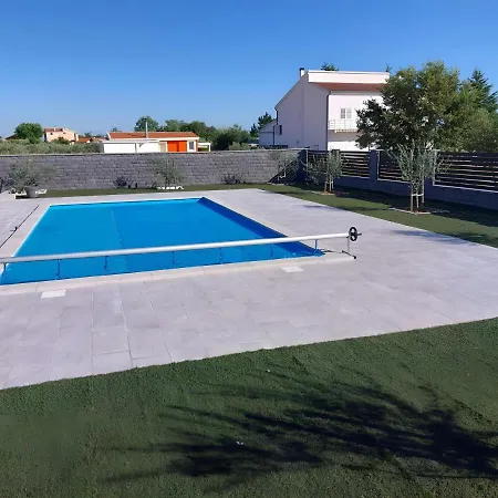 ヴィラ Modern Freya With Heated Swimming Pool,