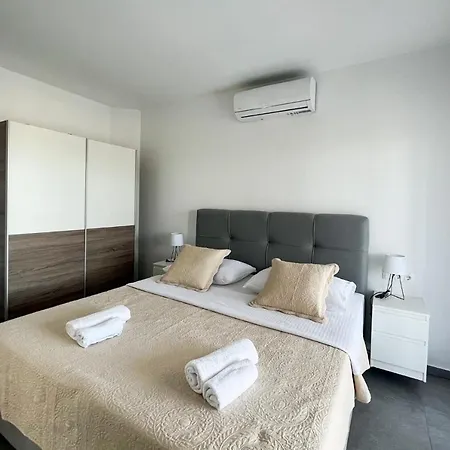 ヴィラ Modern Freya With Heated Swimming Pool,