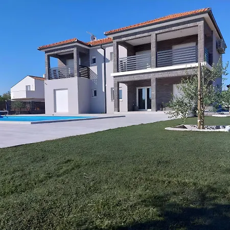 Modern Freya With Heated Swimming Pool, Villa