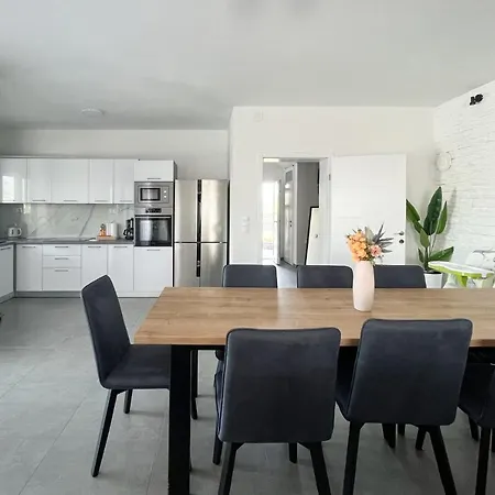 Modern Freya With Heated Swimming Pool, ヴィラ Murvica