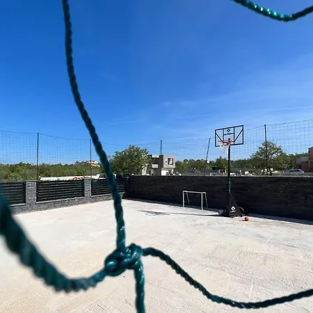 Modern Freya With Heated Swimming Pool, ヴィラ Murvica