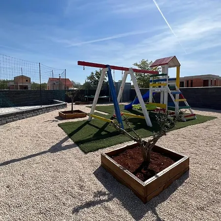 ヴィラ Modern Freya With Heated Swimming Pool,