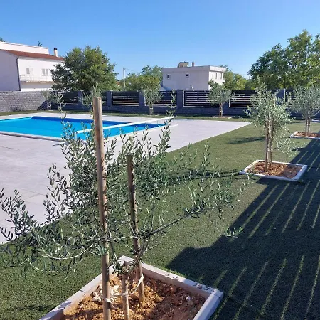 Modern Freya With Heated Swimming Pool, ヴィラ *