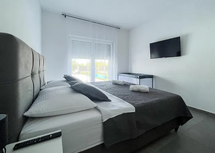 Vila Modern Freya With Heated Swimming Pool,