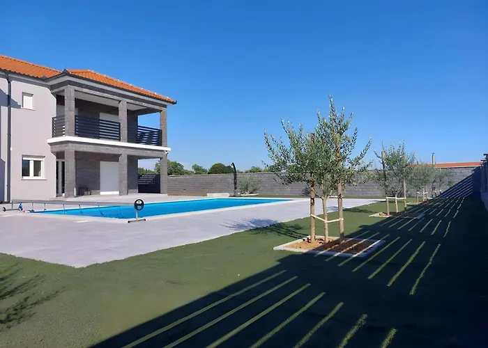 Vila Modern Freya With Heated Swimming Pool, Murvica (Policnik)