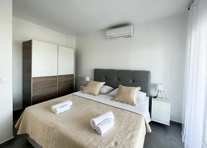 Vila Modern Freya With Heated Swimming Pool,