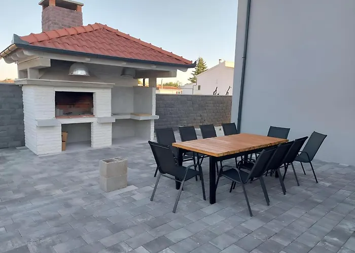 Modern Freya With Heated Swimming Pool,