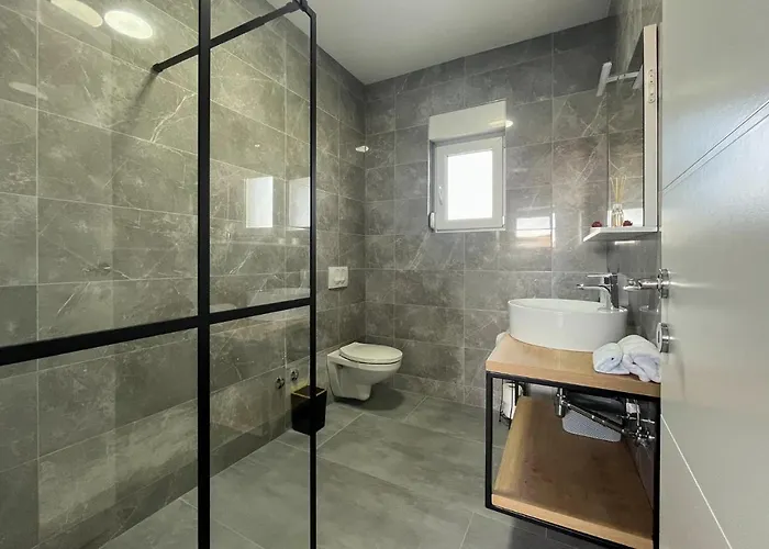 Modern Freya With Heated Swimming Pool, Vila *