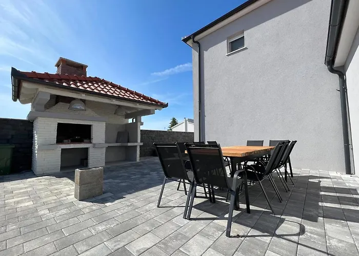 Modern Freya With Heated Swimming Pool, Villa