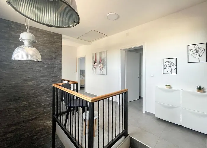 Modern Freya With Heated Swimming Pool, Vila Murvica (Policnik)