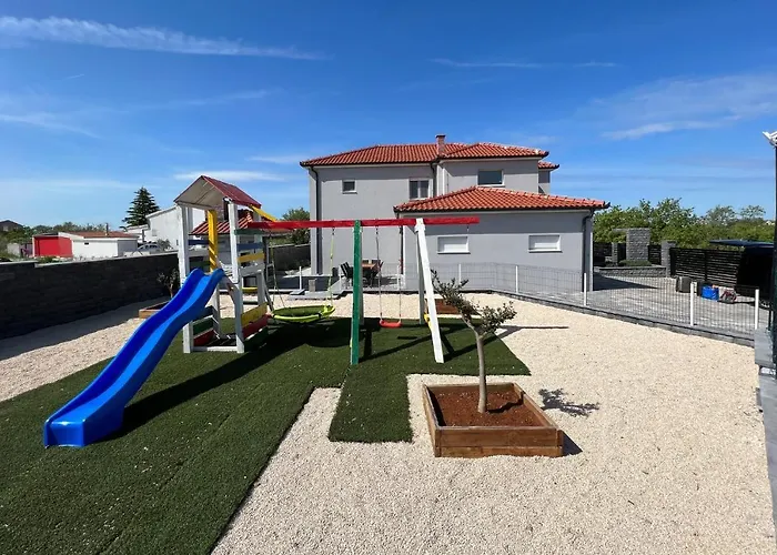 Modern Freya With Heated Swimming Pool,