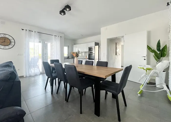 Modern Freya With Heated Swimming Pool, Murvica (Policnik)