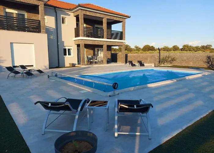 Vila Modern Freya With Heated Swimming Pool, Murvica (Policnik)